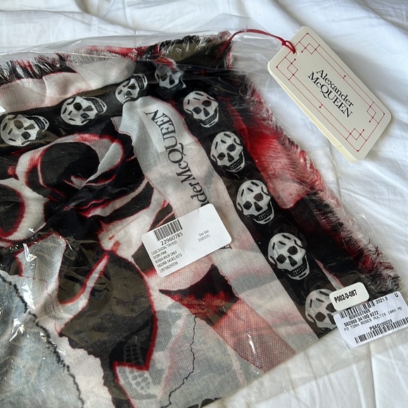 NWT Alexander McQueen Classic Skull Scarf - Picture 4 of 8